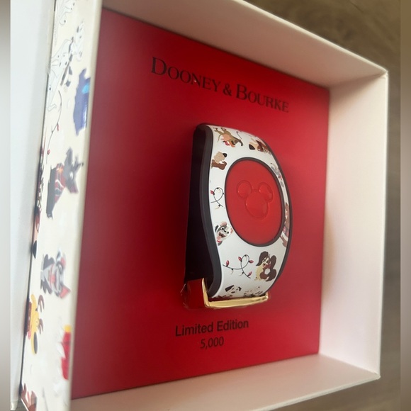 Disney Dooney & Bourke MagicBand 2, Holiday Dogs Limited Edition, Rare NWT - Picture 8 of 14